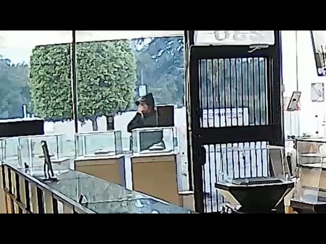 ⁣Burglars drill through safes in theft worth more than $800,000 at Glendora jewelry store