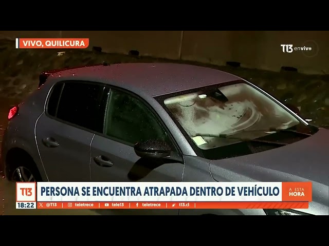 ⁣Persona se encuentra atrapada en auto tras intensas lluvias en Quilicura