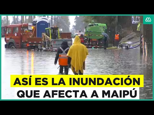 ⁣Calles anegadas en Maipú: Camiones tratan de retirar agua de Camino a Lonquén
