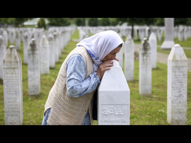 ⁣Serbes de Bosnie vent debout contre les plans de journée commémorative du génocide à Srebrenica