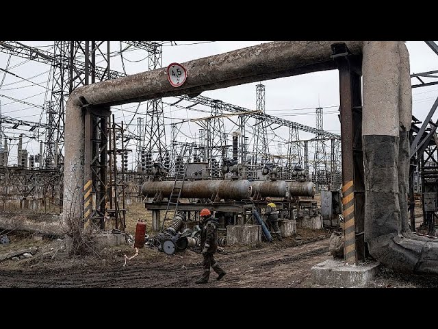⁣Ukraine: Baerbock besucht schwer beschädigtes Kraftwerk
