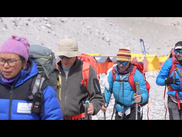 ⁣GLOBALink | French Qomolangma climbers: sports bridge different cultures