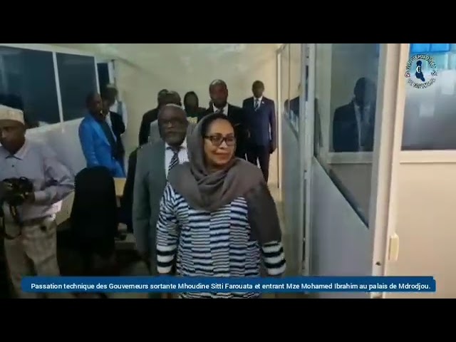 Mhoudine Sitti Farouata entouré de son cabinet et lMze Mohamed Ibrahim accompagné de ses proches