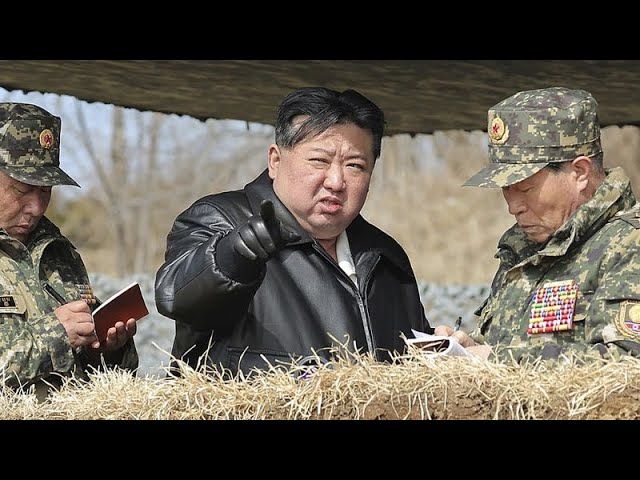 ⁣NoComment. Le portrait de Kim Jong Un rejoint pour la 1ʳᵉ fois ceux de son père et grand-père