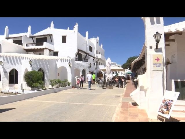 ⁣Massentourismus im spanischen Mykonos: Binibeca Vell schränkt Besuche ein
