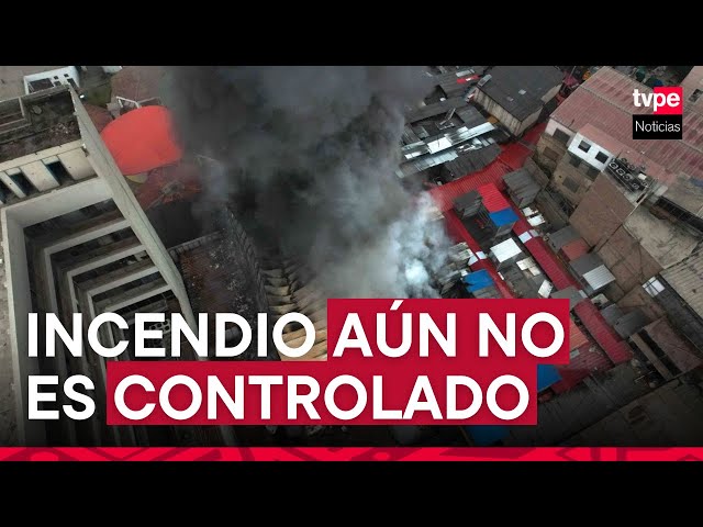 ⁣Incendio en Mesa Redonda: Bomberos ya confinaron el fuego pero aún no logran controlar la emergencia