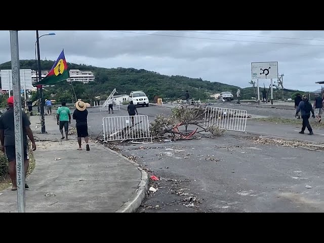 ⁣No Comment : Les habitants de Nouméa s'unissent pour déblayer les rues