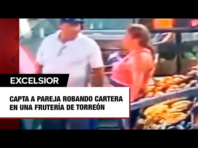 ⁣Capta a pareja robando cartera en una frutería de Torreón