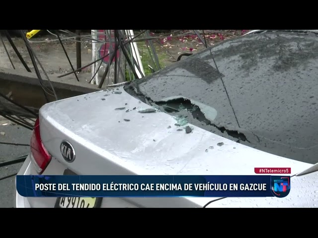 ⁣Poste del tendido eléctrico cae encima de vehículo en Gazcue
