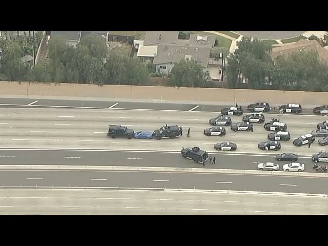 ⁣91 Freeway closed in Anaheim after police chase ends in standoff