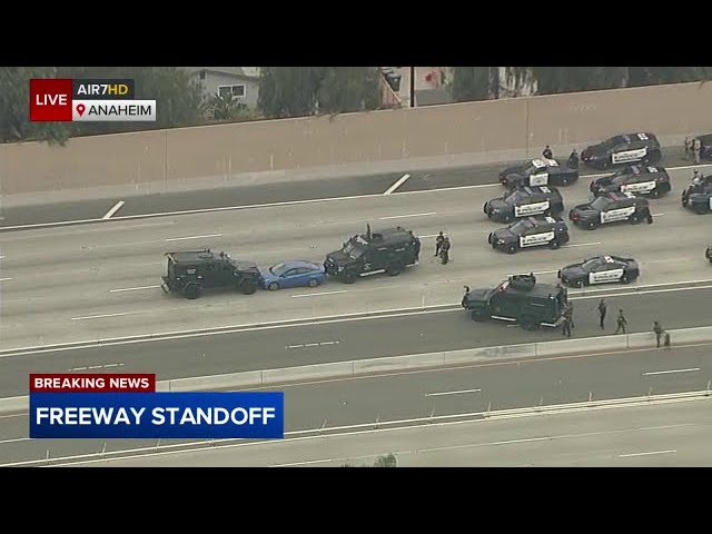 ⁣Police trap armed suspect at end of chase n 91 Fwy in Anaheim