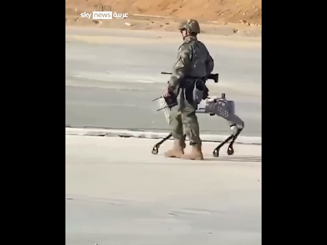 ⁣جندي صيني برفقة الكلب الآلي "القاتل"