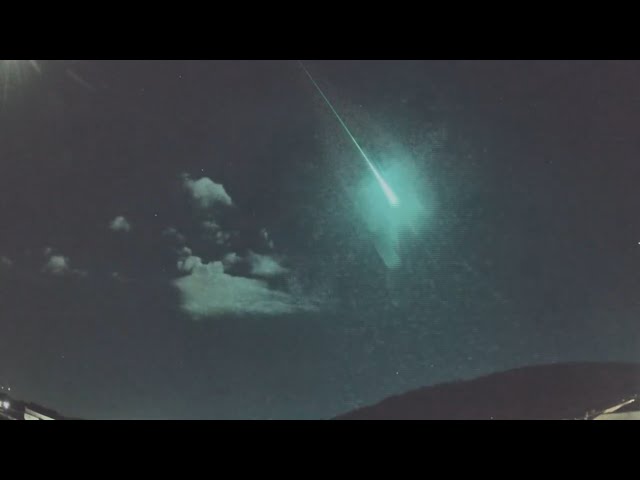 ⁣[헤이!월드] 밤하늘 파랗게 밝힌 혜성 파편…車유리 박살낸 우박 폭풍 外 / 연합뉴스TV (YonhapnewsTV)