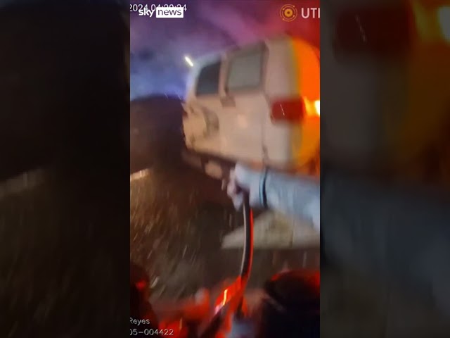 ⁣Officer rescues people from burning car
