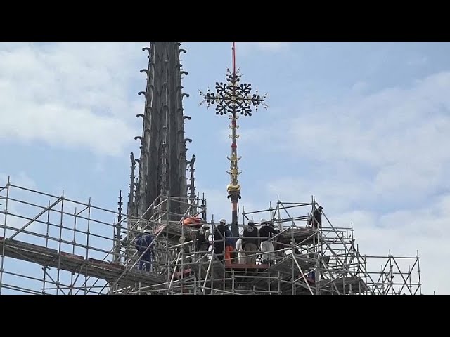 ⁣Notre Dame vuelve a tener cruz tras el devastador incendio de 2019