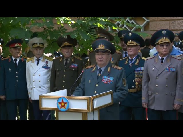 ⁣В Алматы почтили память первого министра обороны РК