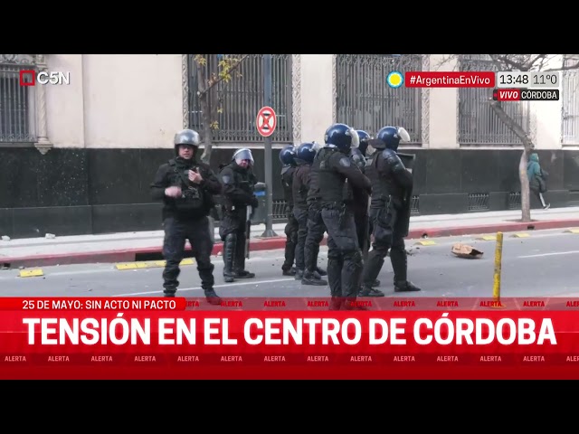 ⁣La Policía reprime a manifestantes en el centro de Córdoba cerca de donde será el acto de Milei