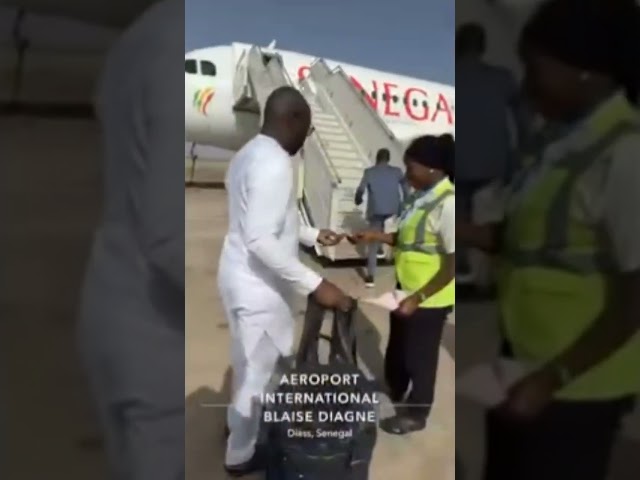 ⁣Départ de Youssou Ndour et Niang kharagne pour la Gambie....