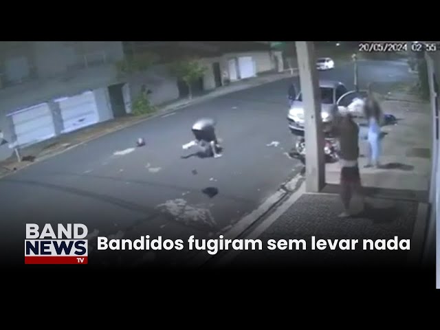 ⁣Casal Reage a assalto e dá surra em ladrões em Minas Gerais | BandNews TV