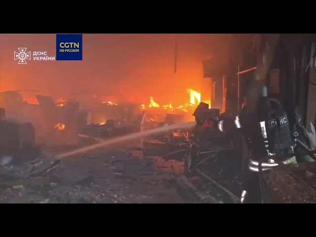⁣Поисково-спасательные работы в торговом центре в Харькове после авиаудара
