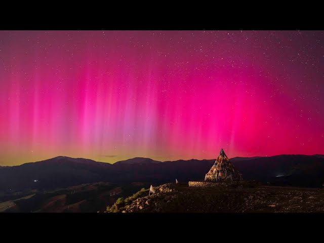 ⁣Rare spectacle: Romantic red aurora and meteors dance across the night sky