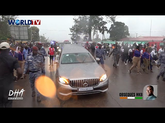 ⁣Obsèques HKB : Apres 10h de route le cortège du Pr. BEDIE rentre sur Daoukro sous une forte pluie