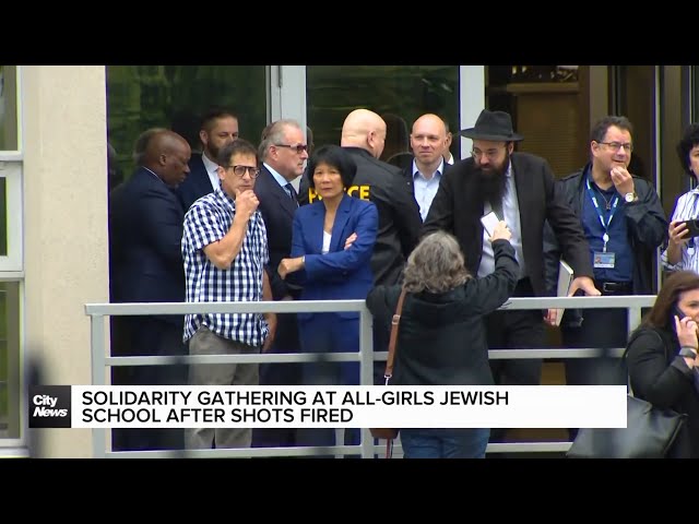 ⁣Community gathers to support Jewish elementary school after weekend shooting