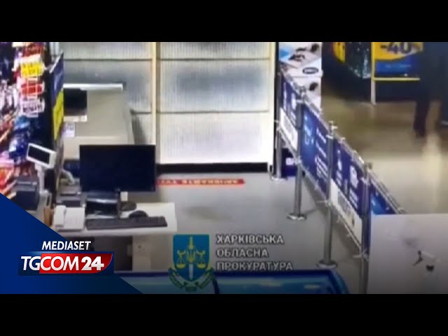 ⁣Ucraina, negozio colpito a Kharkiv: il momento dell'attacco nelle telecamere di sorveglianza