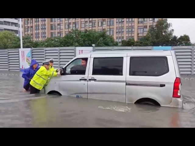 ⁣Heavy rain batters east China city, disrupting traffic