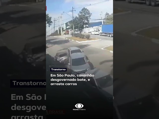 ⁣Caminhão desgovernado arrasta carros estacionados. Caso aconteceu em São Paulo #shorts