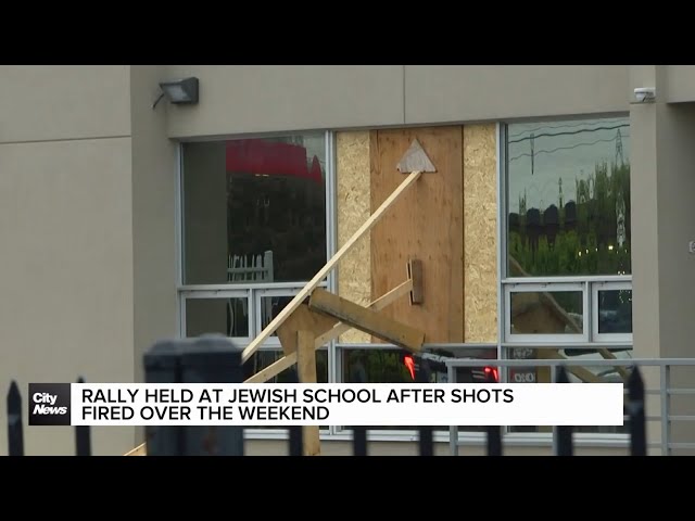 ⁣Rally held at Jewish elementary school following weekend shooting