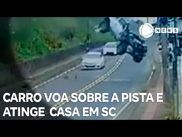 ⁣Carro é lançado sobre pista e atinge casa em Santa Catarina