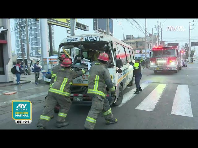 ⁣La Victoria: Semáforo malogrado provoca brutal accidente entre cúster y miniván