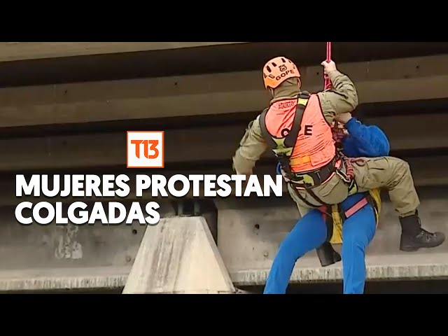 Así fue el rescate de cinco mujeres que colgaban de un puente a modo de protesta