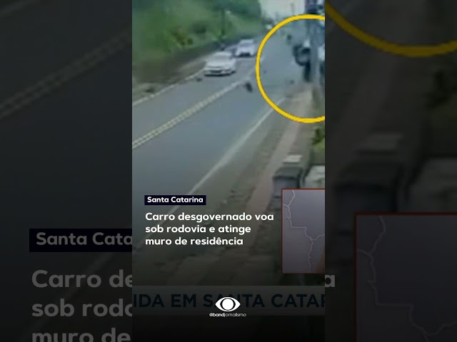 ⁣Em Santa Catarina, acelerador ''trava'' e carro voa sob rodovia atingindo muro d