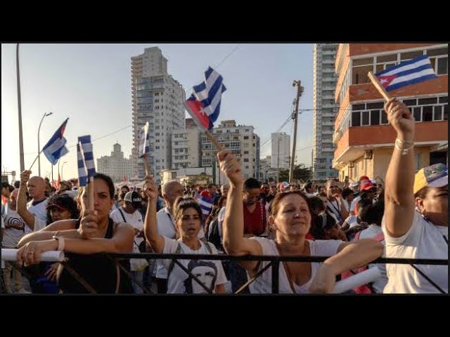 Comunista se equivoca y grita abajo el Comunismo en un acto político en Cuba