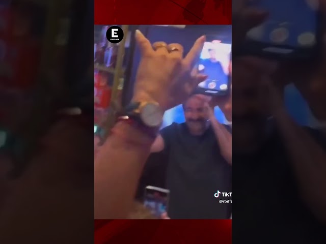 Alfonso Herrera se sorprende al escuchar a RBD en un restaurante; ésta fue su reacción