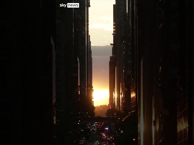 ⁣Crowds gathered in New York to watch the bi-annual 'Manhattanhenge' sunset