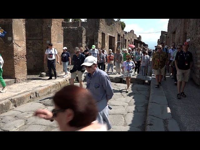 ⁣Touristen entdecken neue Kinderzeichnungen von Gladiatoren in Pompeji bei Neapel in Italien