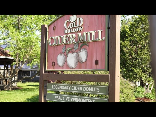 ⁣Watch apple cider and donuts made fresh at Cold Hollow Cider Mill in Vermont