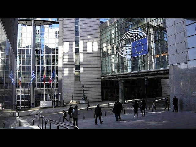 ⁣La Policía registra el Parlamento Europeo en una investigación ante la posible interferencia rusa