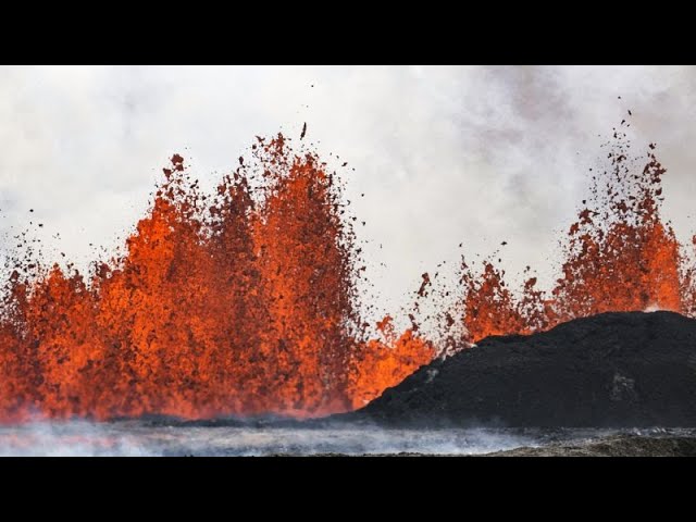 ⁣Dramatische Bilder! Vulkan auf Island schleudert Lava in die Luft