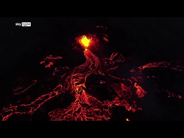 ⁣Islanda, immagini aeree dell'eruzione del vulcano
