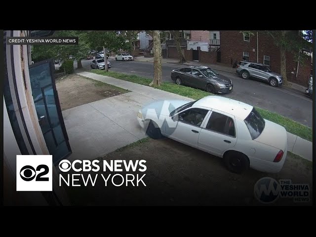 ⁣Driver nearly runs over students, rabbis in Brooklyn, police say