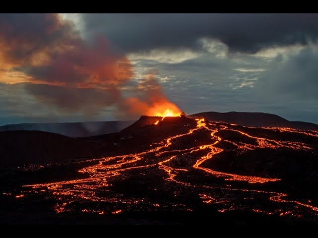 ⁣НАЖИВО!  Оце так вулкан в Ісландії. Volcano in Iceland erupts again