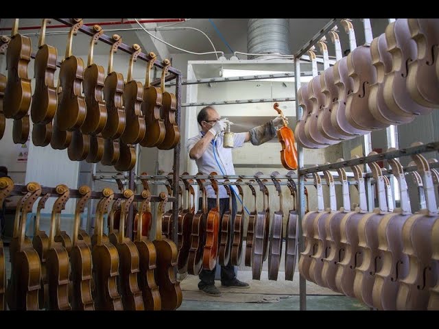 ⁣Треть скрипок и виолончелей в мире производят в китайском посёлке Хуанцяо