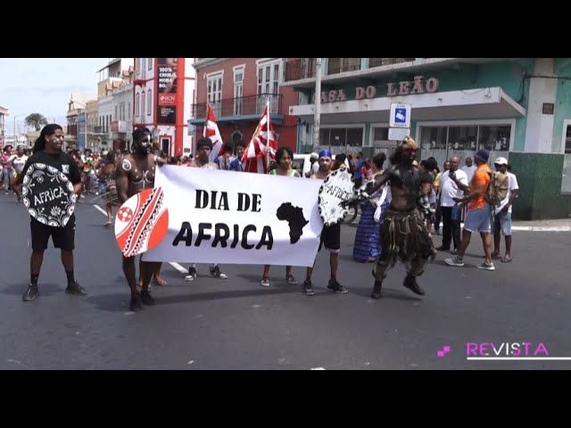 ⁣Flash Mob de grupos de carnaval marca dia de África em