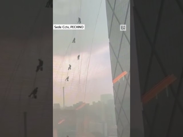 ⁣Pechino, operai in balia del vento a decine di metri di altezza