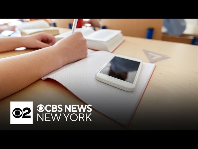 ⁣Gov. Kathy Hochul considering bill banning smartphones in schools