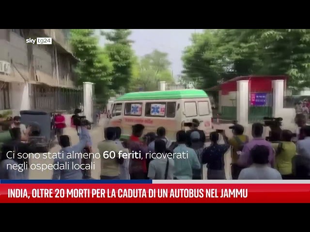 ⁣India, oltre 20 morti per la caduta di un autobus nel Jammu